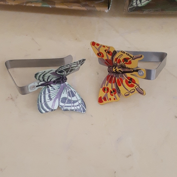 4 pc Butterfly Metal Tablecloth clip holiday deco - Picture 4 of 4